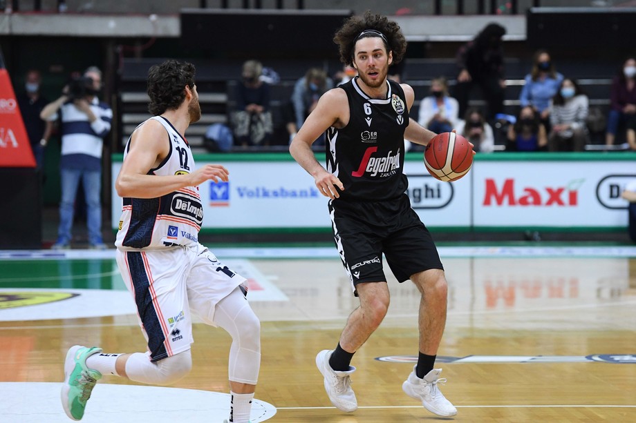 Con un super Pajola da 25 punti la Virtus Segafredo Bologna chiude la serie battendo la De'Longhi Treviso