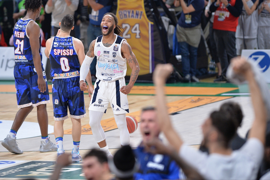 Nel festival delle triple l'Happy Casa la spunta sul Banco di Sardegna (91-86). Fantastico Adrian Banks, autore di 37 punti