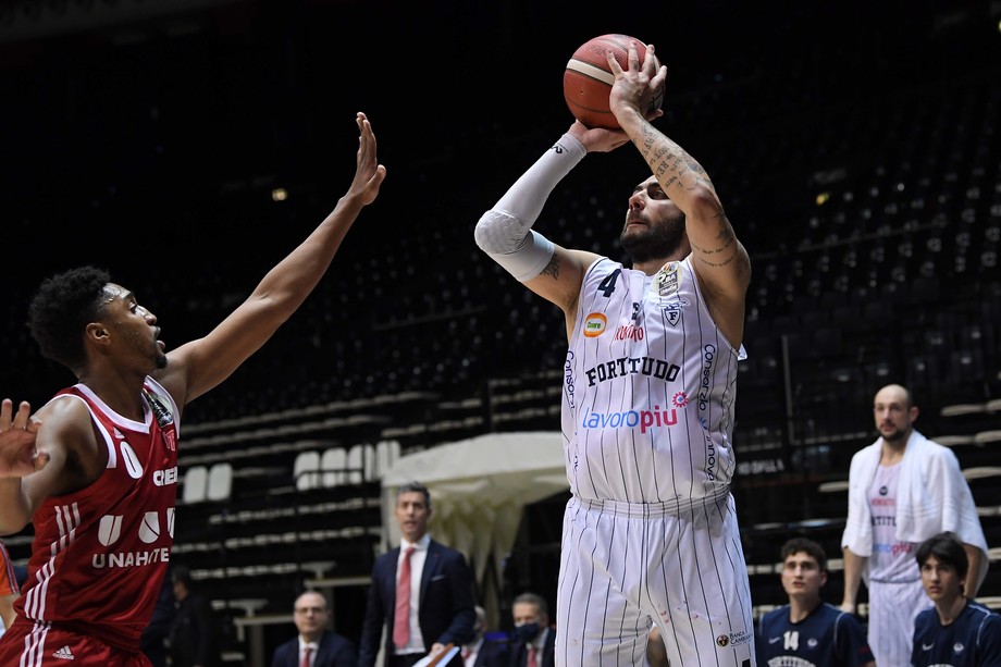 Serie A UnipolSai: l'anticipo è della Fortitudo Lavoropiù Bologna, l' UNAHOTELS Reggio Emilia cede allo sprint