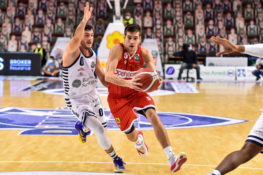 Serie A UnipolSai: alle 19 apre la giornata l'anticipo Openjobmetis Varese - Banco di Sardegna Sassari