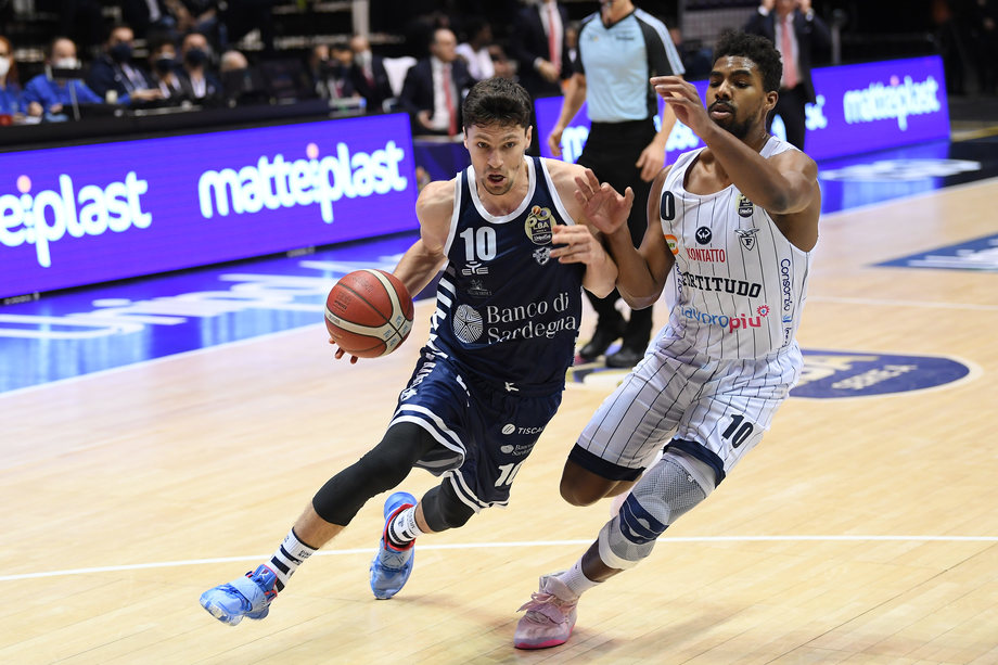 Serie A UnipolSai: l'anticipo è del Banco di Sardegna Sassari che batte la Fortitudo Lavoropiù Bologna