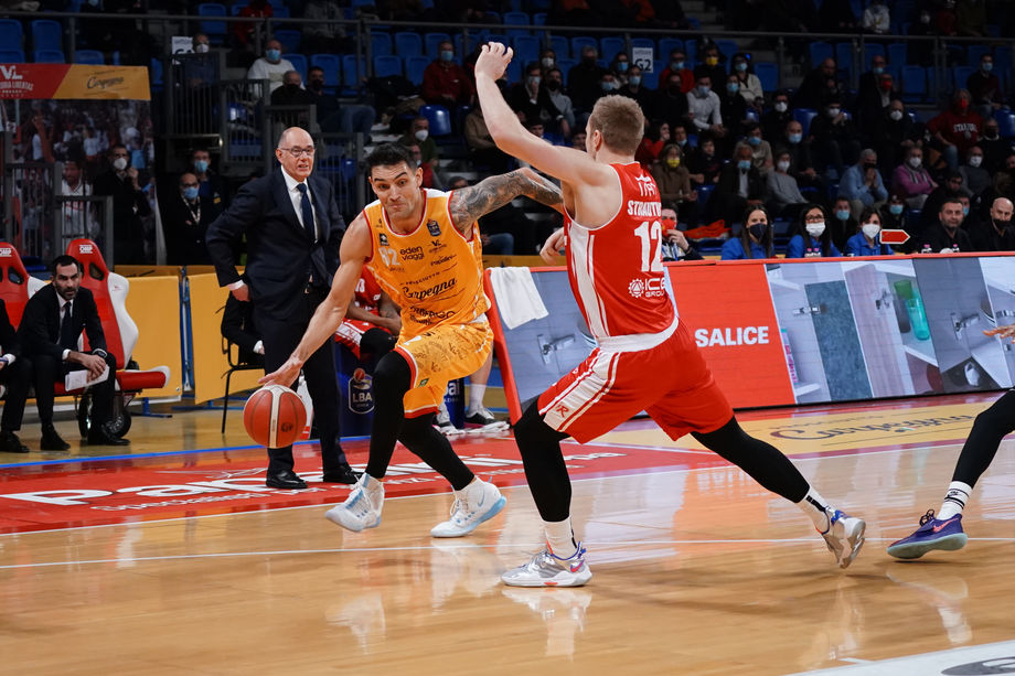 UNAHOTELS Reggio Emilia - Carpegna Prosciutto Pesaro, Carlos Delfino a -6 da quota 2000 punti segnati in campionato