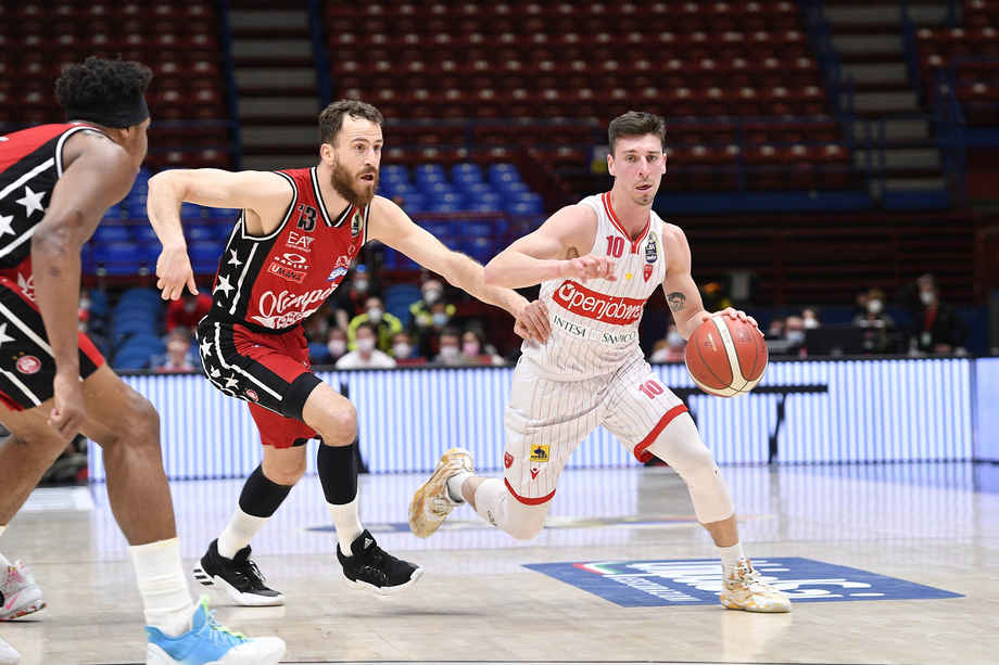 Ruzzier regala il derby all'Openjobmetis Varese: all'A|X Armani Exchange non riesce la rimonta