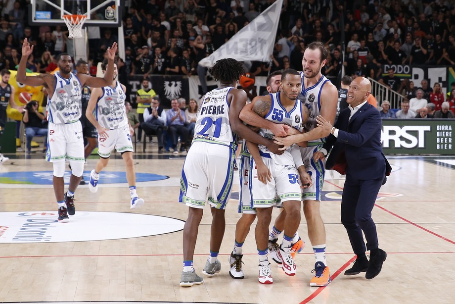 Prodezza di Jerrells a Trento, Banco di Sardegna resta a punteggio pieno