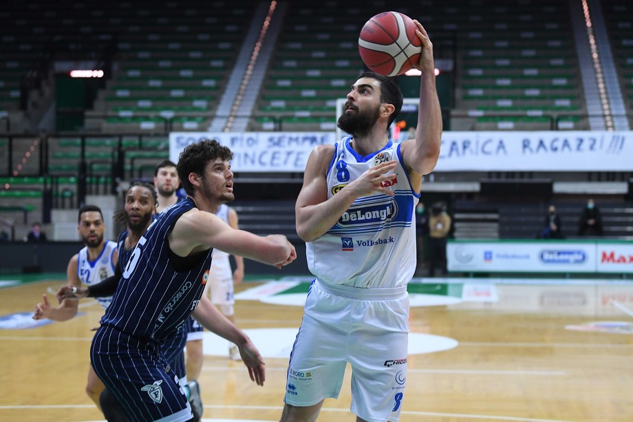 De' Longhi Treviso, l'exploit del 'dottor' Vildera: dopo la laurea è  top scorer contro la Fortitudo (16 punti)