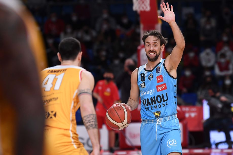 Vanoli Cremona, nel k.o. di Pesaro il miglior Poeta della stagione con 28 punti e 27 di valutazione