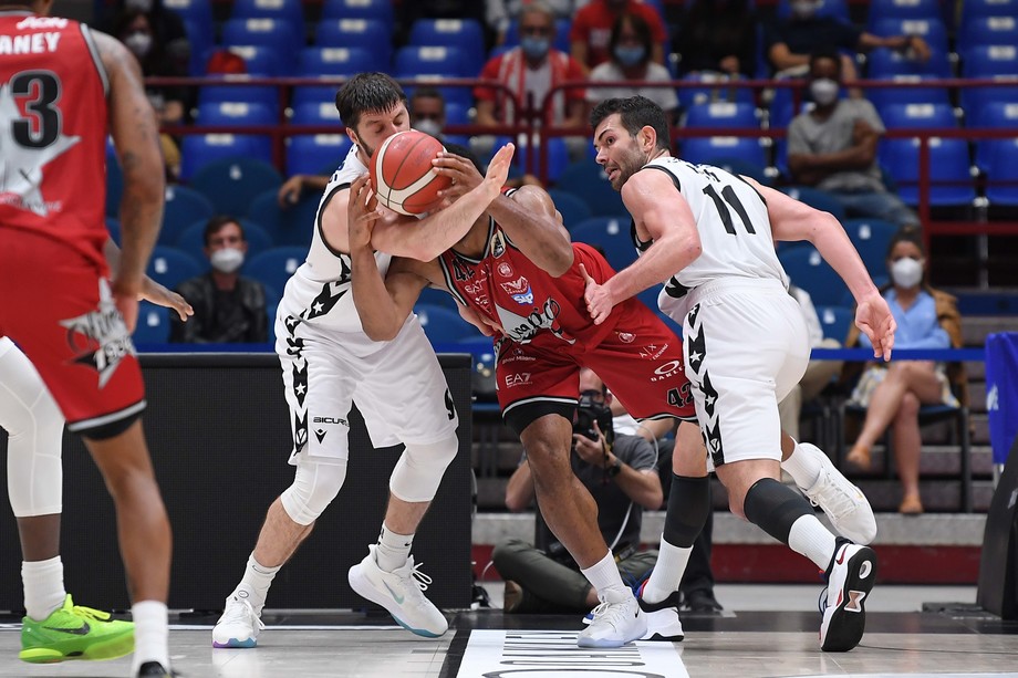 In gara 2 la Virtus costringe Milano alla peggior percentuale da 2 della stagione (9 su 30, 30%) 