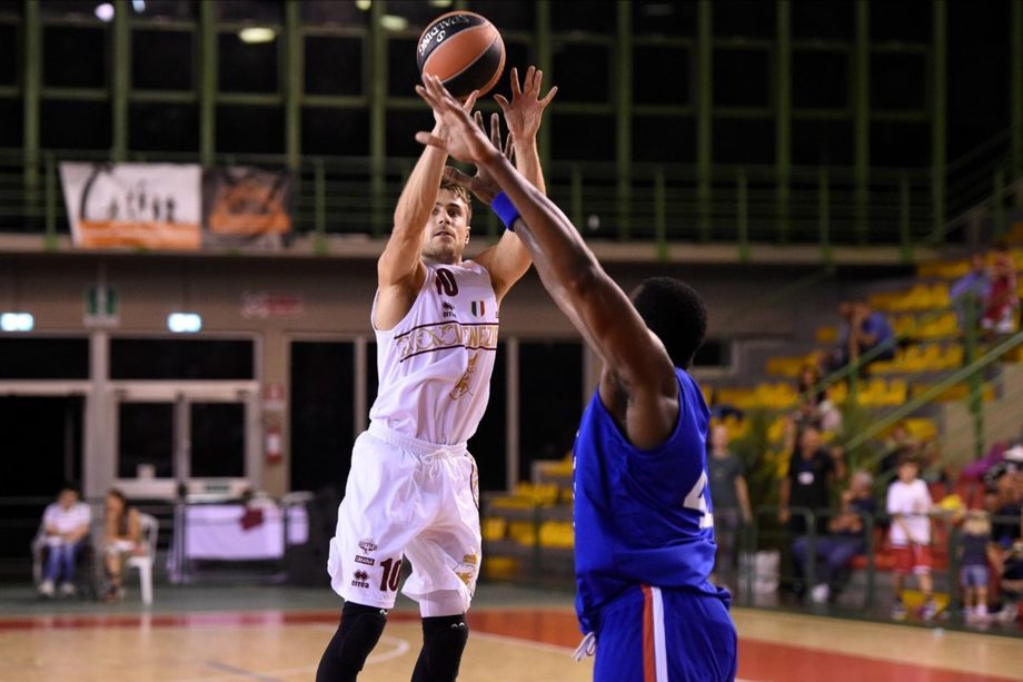 A Lucca l'Umana Venezia gioca alla pari con l'Efes Pilsen e cede solo nel finale