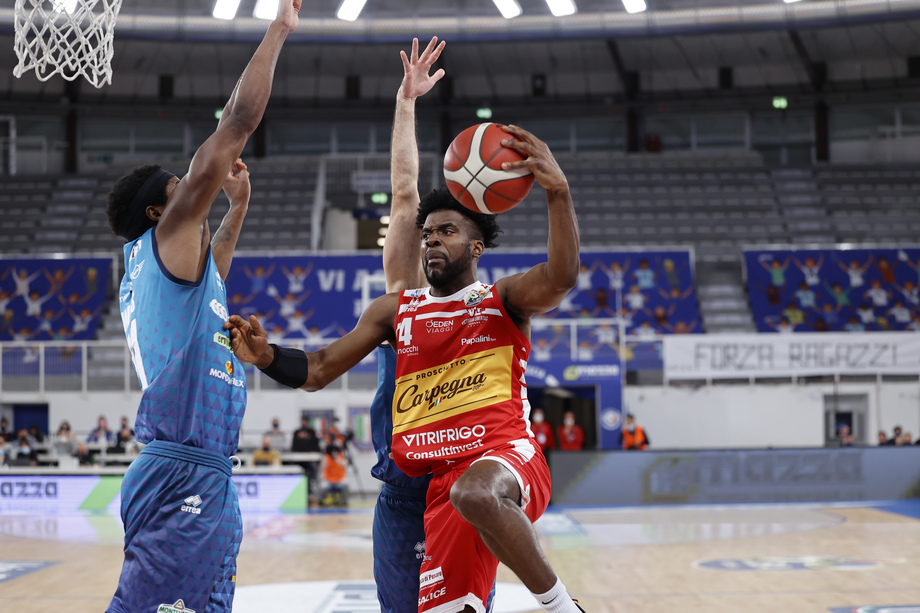 La Carpegna Prosciutto Pesaro  saluta Frantz Massenat che chiuderà la stagione al Saski Baskonia