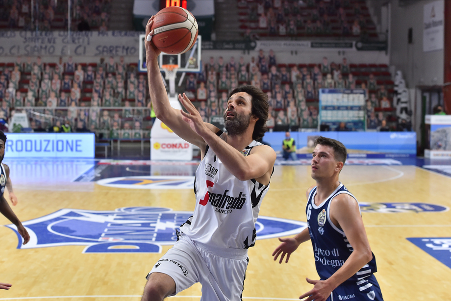 Nel posticipo il "big match" di giornata è della Virtus Segafredo Bologna che vince in casa del Banco di Sardegna Sassari