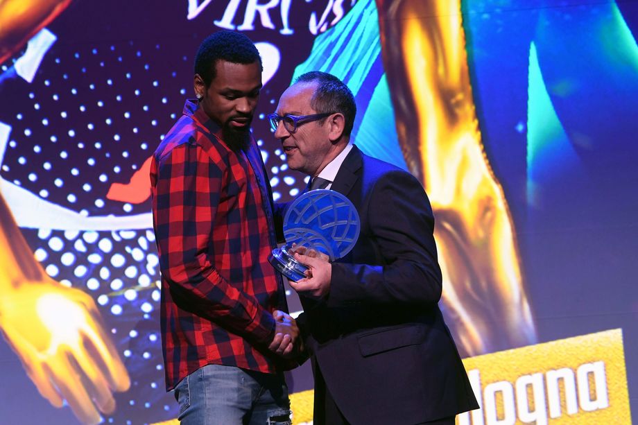 Segafredo, Kevin Punter premiato da Egidio Bianchi presidente LBA nel migliior quintetto della BCL