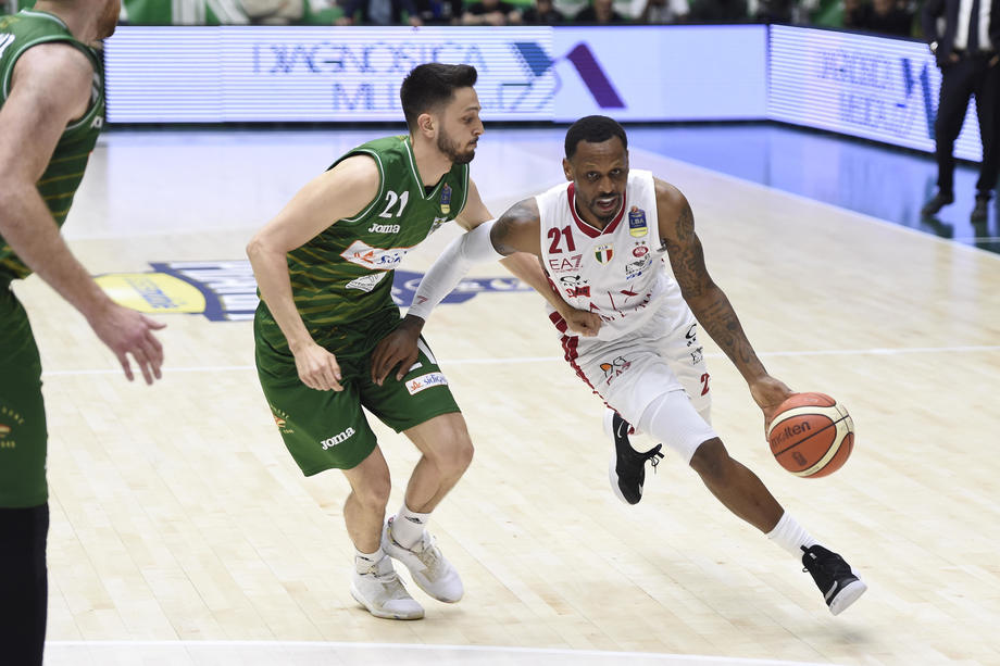 Milano pareggia la serie grazie al tiro da 3 (50%, 3a volta in questo campionato).  Per Nunnally miglior prova stagionale (28 punti in 33') e quarta in assoluto in Italia