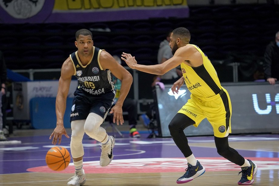 Basketball Champions League: Happy Casa Brindisi sconfitta dopo un supplementare in Israele contro l'Hapoel Holon. Si decide tutto all'ultimo turno