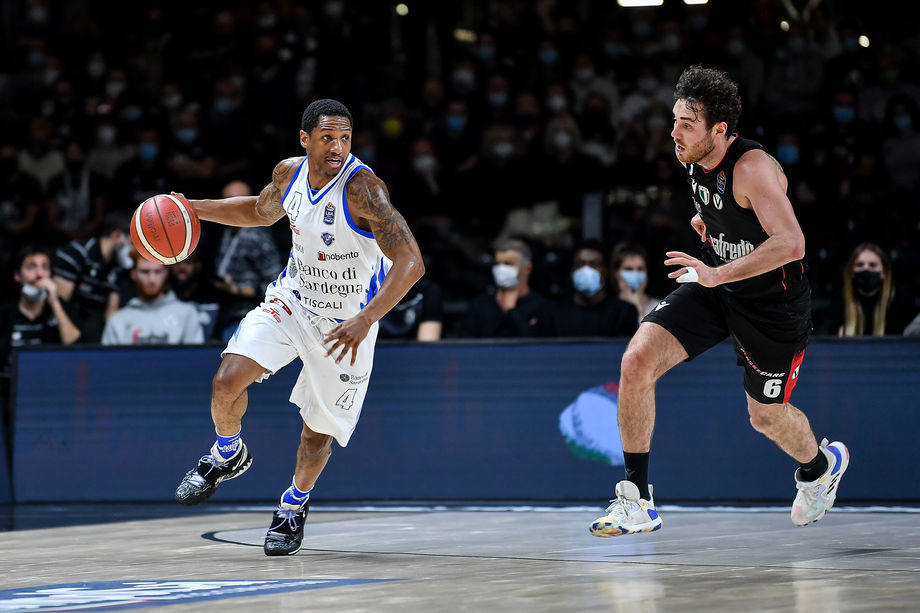 Venerdì alle 20.30 il recupero della 20ª giornata tra Banco di Sardegna Sassari e Virtus Segafredo Bologna 