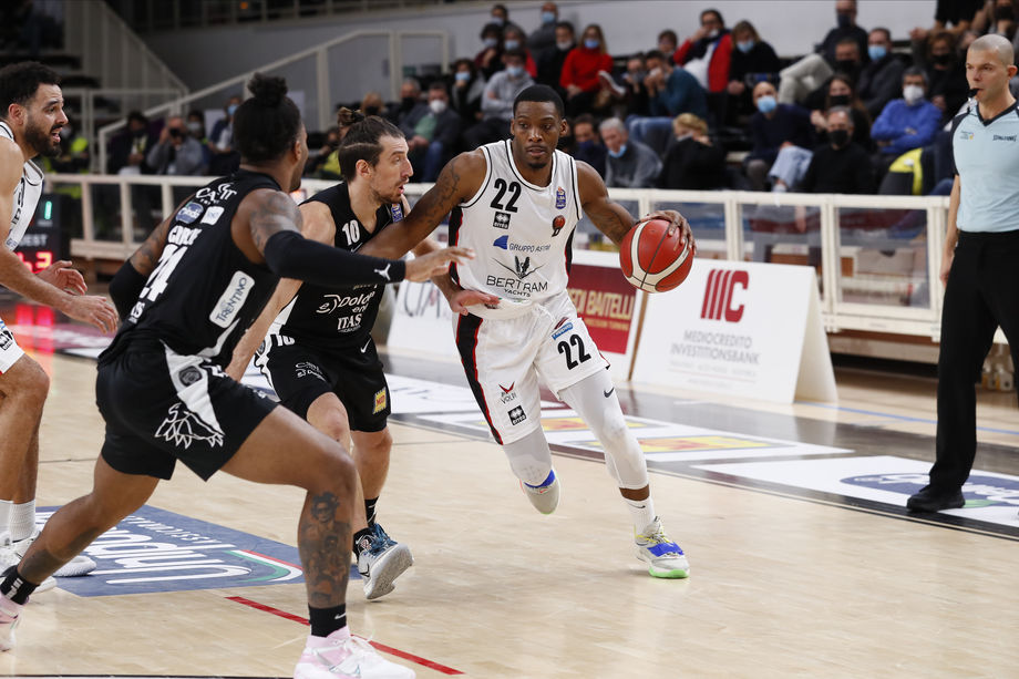 Bertram Tortona - Dolomiti Energia Trentino in campo nel secondo anticipo del sabato: Sanders è l’ex della sfida