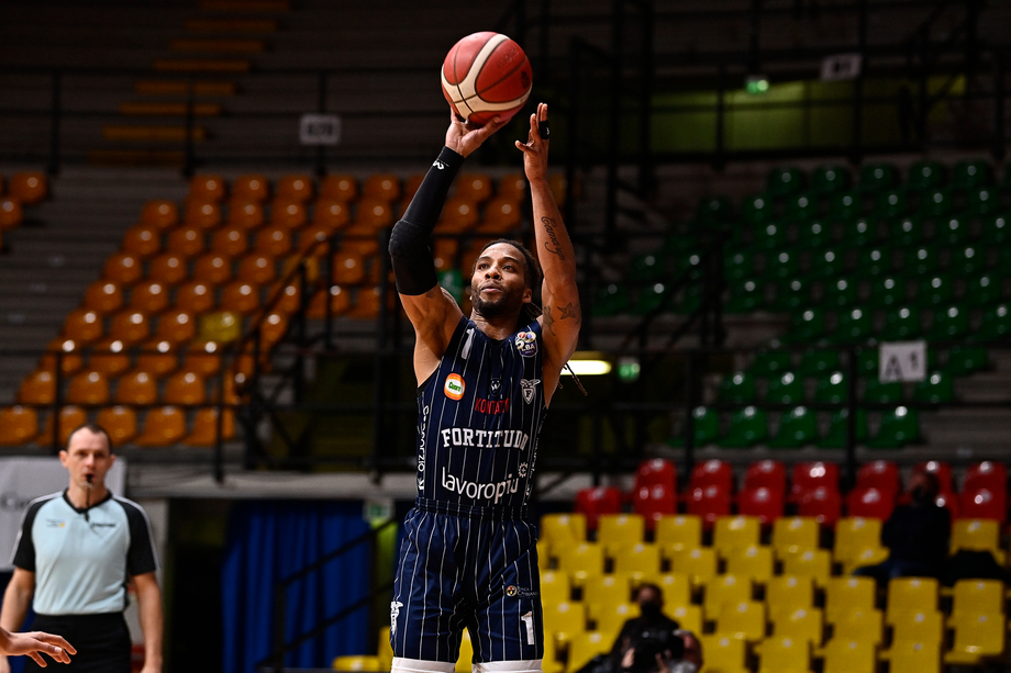 Fortitudo Lavoropiù Bologna, esercitata la clausola di uscita dal contratto di Adrian Banks