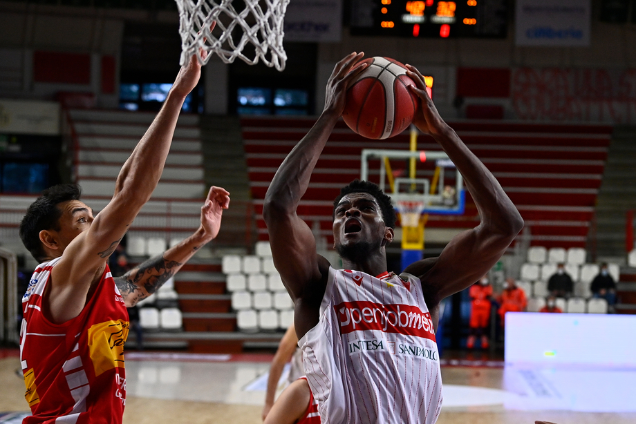 OpenJobmetis Varese, arriva la prima 'doppia doppia' in campionato per Egbunu (13 punti e 10 rimbalzi)