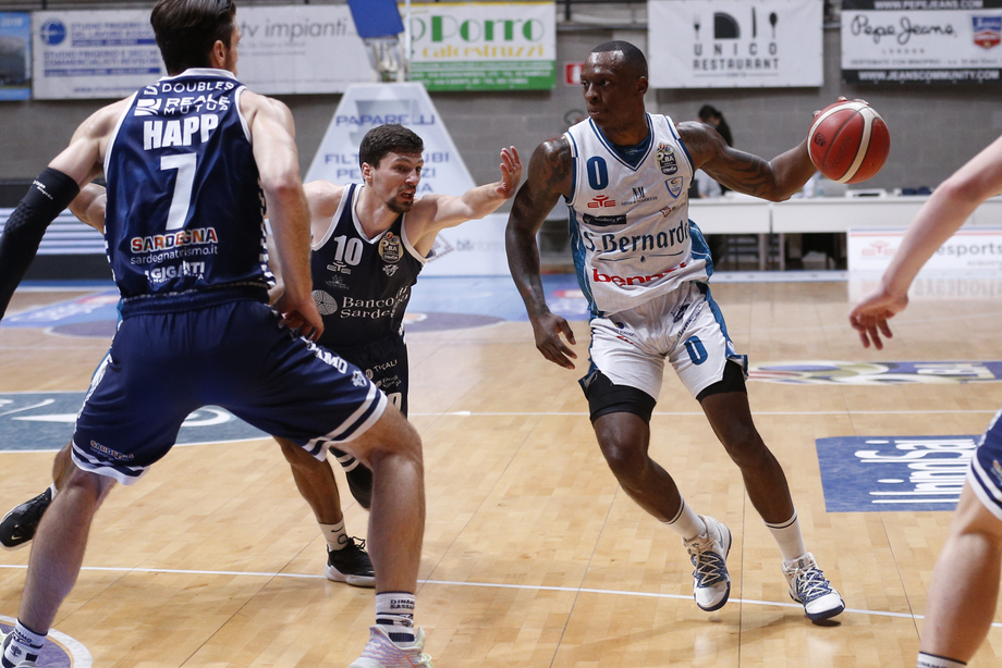L'Acqua S.Bernardo Cantù si congeda battendo il Banco di Sardegna Sassari con 43 punti di un super Gaines