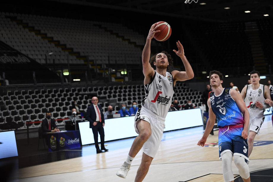 Il derby nel posticipo è della Virtus Segafredo Bologna che sconfigge la Fortitudo Lavoropiù Bologna