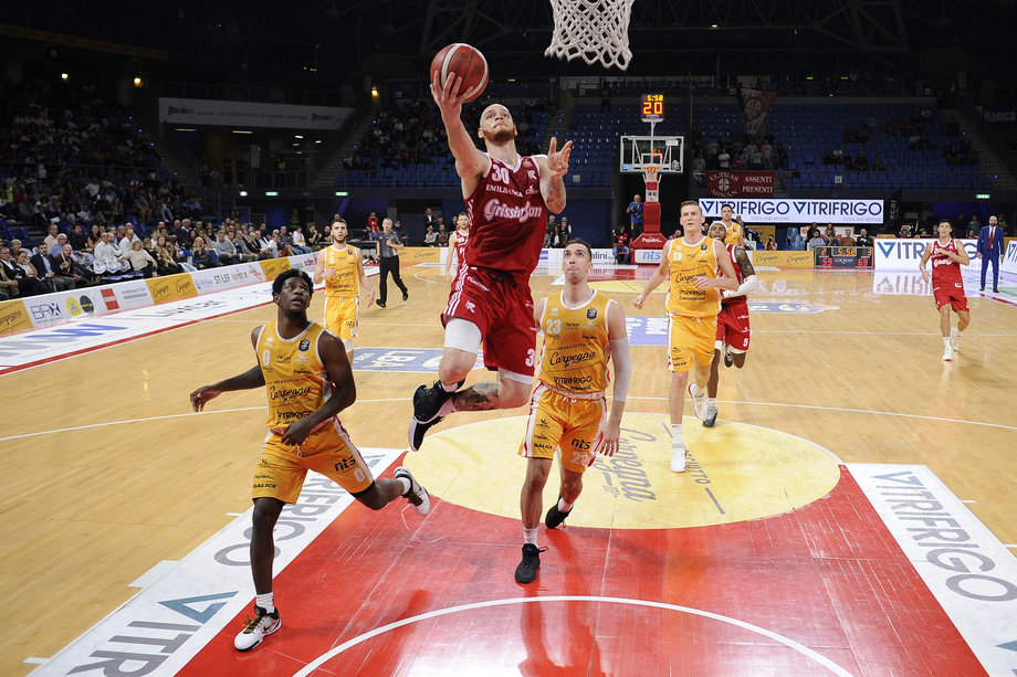 La Grissin Bon cala il poker a Pesaro:  per Reggie Upshaw 2a 'doppia doppia' della stagione (20 punti e 11 rimbalzi)