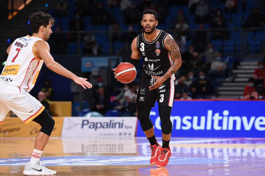 Bertram Tortona - Carpegna Prosciutto Pesaro apre il programma della 25ª giornata sabato alle 19