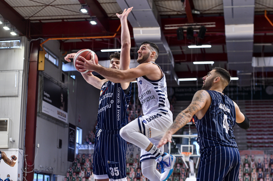 Banco di Sardegna, Spissu si conferma infallibile dalla lunetta (14 su 14): con la Fortitudo terza miglior prova di un italiano in questa stagione (22 punti in 32 minuti)