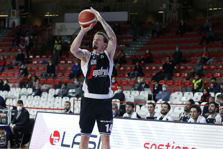 Virtus Segafredo Bologna, miglior prestazione in Serie A per Josh Adams (21 punti con il 67% al tiro e 4 triple su 7)
