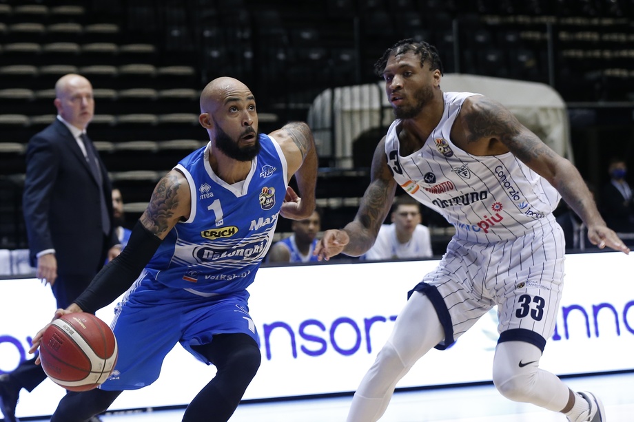 David Logan (35) a 2 punti dal suo record personale: miglior prova del campionato, solo Scola davanti a lui nella classifica marcatori