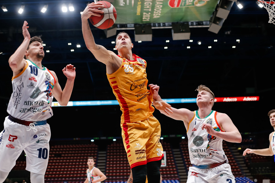 Frecciarossa Final Eight: dopo un supplementare Carpegna Prosciutto Pesaro in semifinale, battuto il Banco di Sardegna Sassari