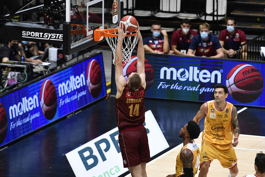 Discovery + Supercoppa - Quarti di finale: l'Umana Reyer Venezia dilaga nella gara inaugurale contro la Carpegna Prosciutto Pesaro 83-51 e vola in semifinale