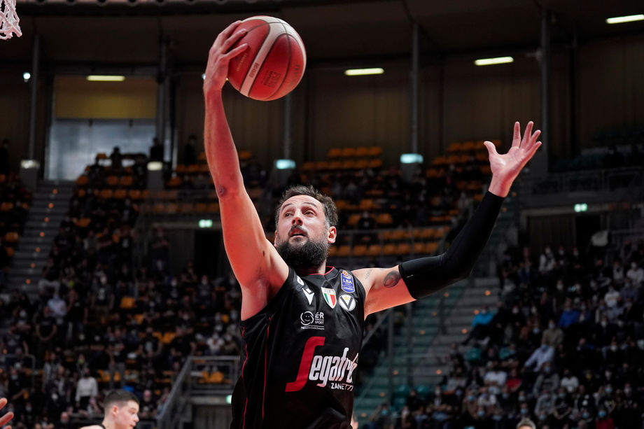 La capolista Virtus Segafredo Bologna a Napoli ritrova l’ex Sacripanti nel lunch match di domenica 