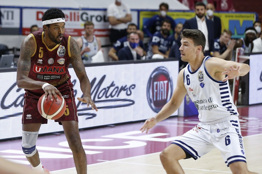 Nel finale l'Umana Reyer Venezia rimonta il Banco di Sardegna Sassari e si prende la semifinale