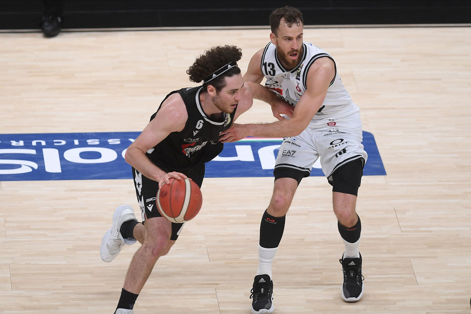 Su LBA TV il racconto dello scudetto Virtus con Alessandro Pajola: dalla difesa su Rodriguez, alla bomba decisiva in gara 2 sino alla festa con gli amici di Ancona
