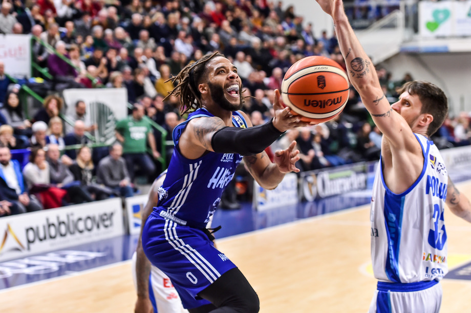 L'Happy Casa Brindisi scopre Walker e cala il poker (non accadeva dal 2014-15). Banks a un passo dal suo record stagionale di punti (26)