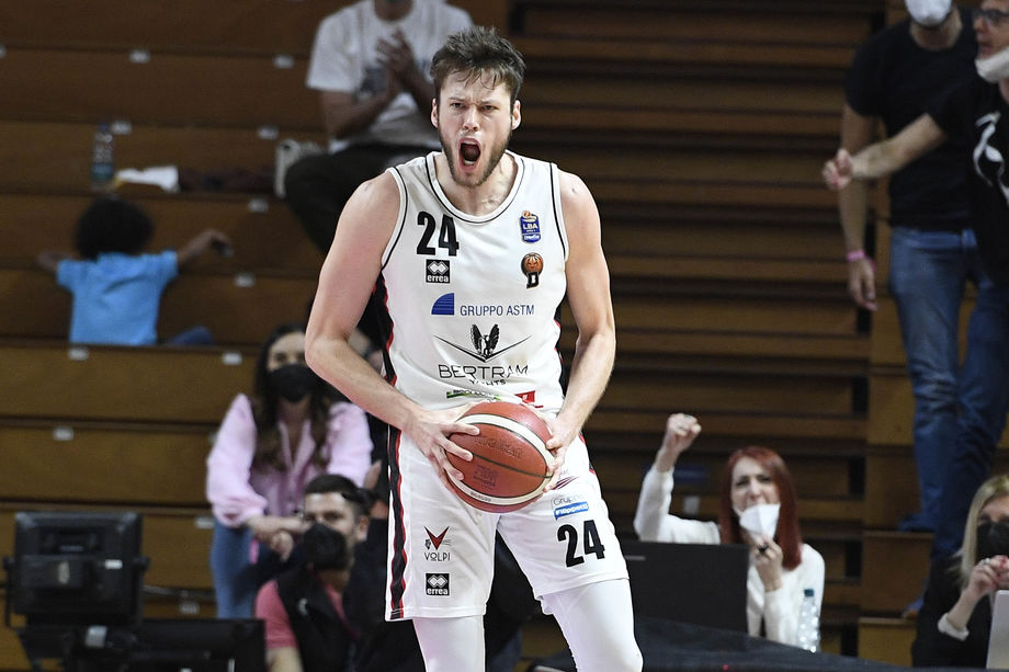 Bertram Tortona, nel successo con Varese il miglior Mike Daum visto in Italia (33 punti e 11 rimbalzi)