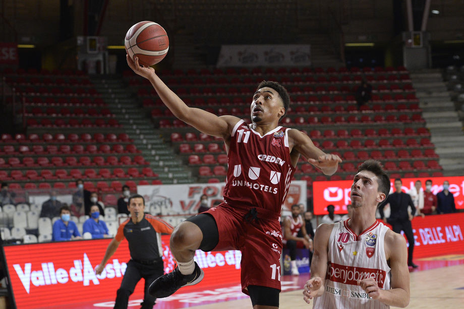 UNAHOTELS Reggio Emilia, a Varese miglior prova stagionale per Brandon Taylor (28 punti e 34 di valutazione). Terza 'doppia doppia' per Elegar