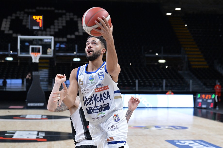 Happy Casa Brindisi, la spinta di Thompson a Bologna per la sesta vittoria consecutiva