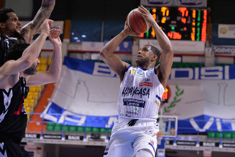 Happy Casa Brindisi, miglior prestazione in Italia per Josh  Bostic (27 punti, 10/10 ai liberi e 5 triple)