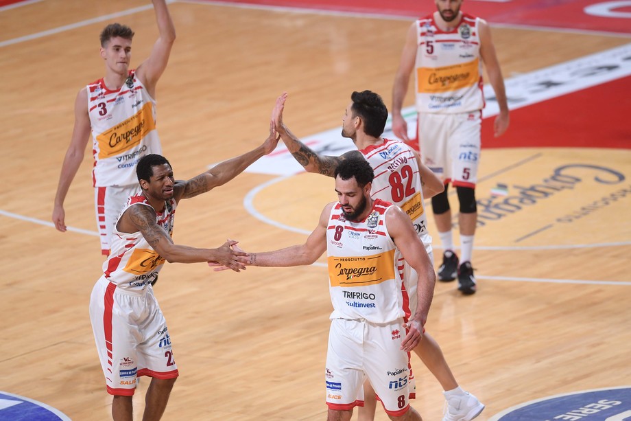 Carpegna Prosciutto Pesaro, Tyler Cain e Gerald Robinson sfiorano la 'doppia doppia'. Drell, gara senza errori (4 su 4 da 3)