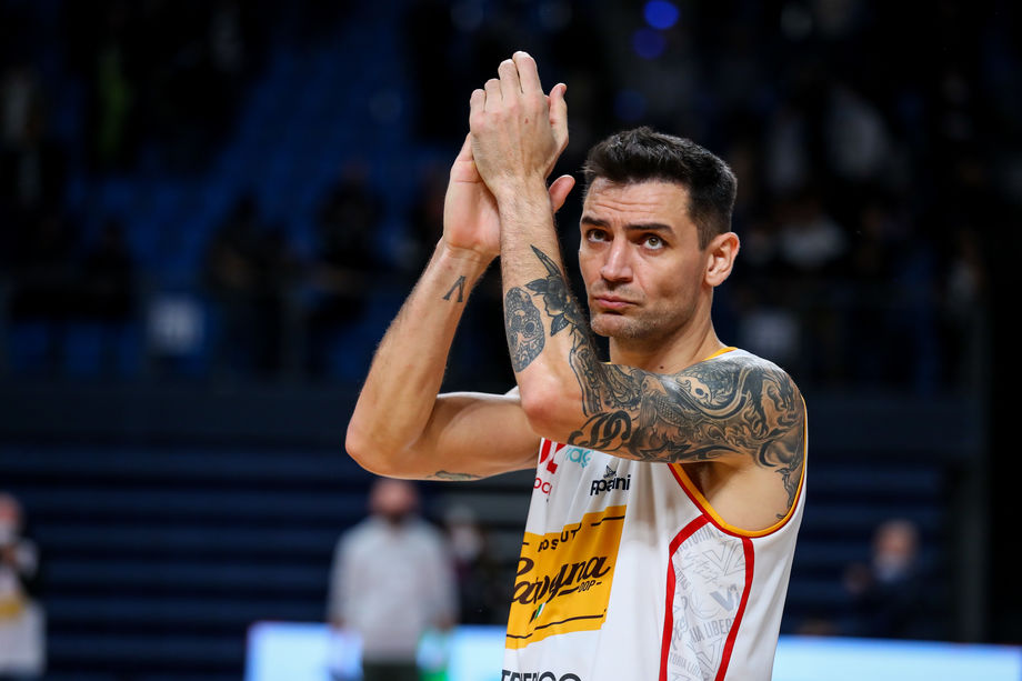 Delfino giura amore eterno alla Carpegna Prosciutto Pesaro: “Non so ancora per quanto giocherò ma sicuramente la mia ultima squadra sarà la Vuelle”
