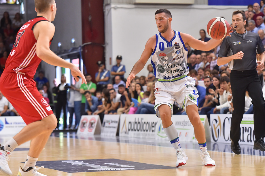 L'anticipo Banco di Sardegna-Grissin Bon apre la nona giornata. Per Pozzecco panchina n° 50 in A, Spissu a 3 assist da quota 200 con la maglia della Dinamo