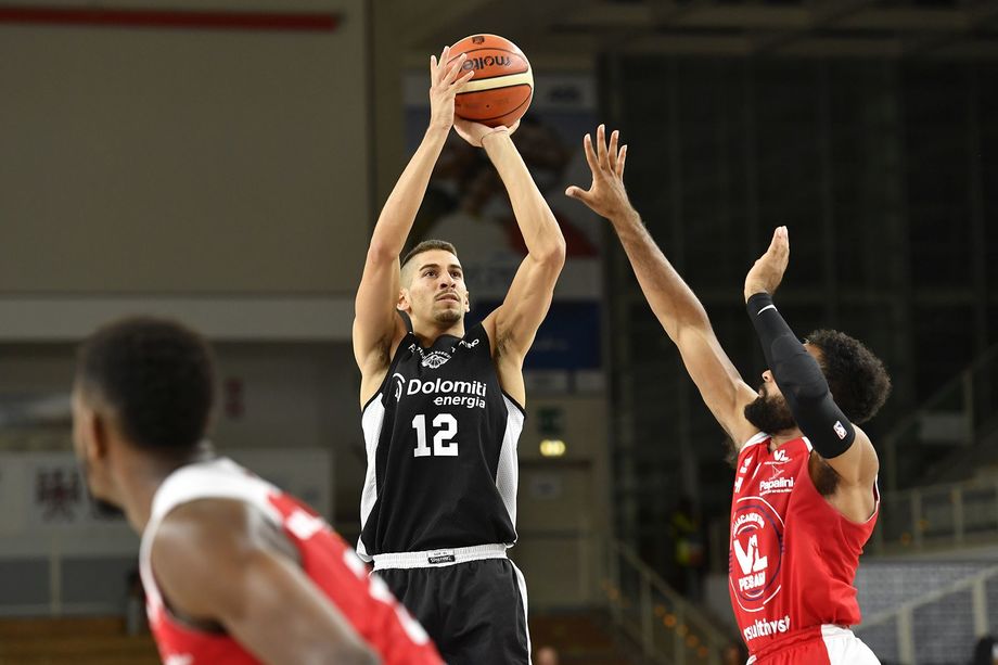 A Trento Flaccadori spinge la Dolomiti Energia in finale: Pesaro cede allo sprint