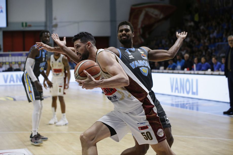 Umana, il blitz è nel segno d Watt (2a miglior prova per un giocatore di Venezia in questi play off). Bramos supera le 300 triple in A