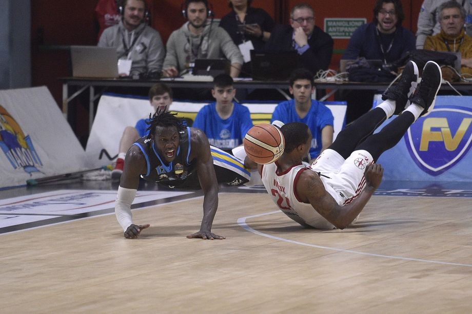 Vanoli, Mathiang in gara1 eguaglia il suo 'high' personale di rimbalzi: 18  è record per un giocatore di Cremona nei playoff. E l'MVP Crawford con Trieste segna 22.3 di media