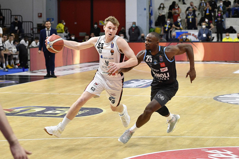 Macura segna i tiri liberi della vittoria, la Bertram Tortona espugna il parquet della Vanoli Cremona nel posticipo della 26ª giornata