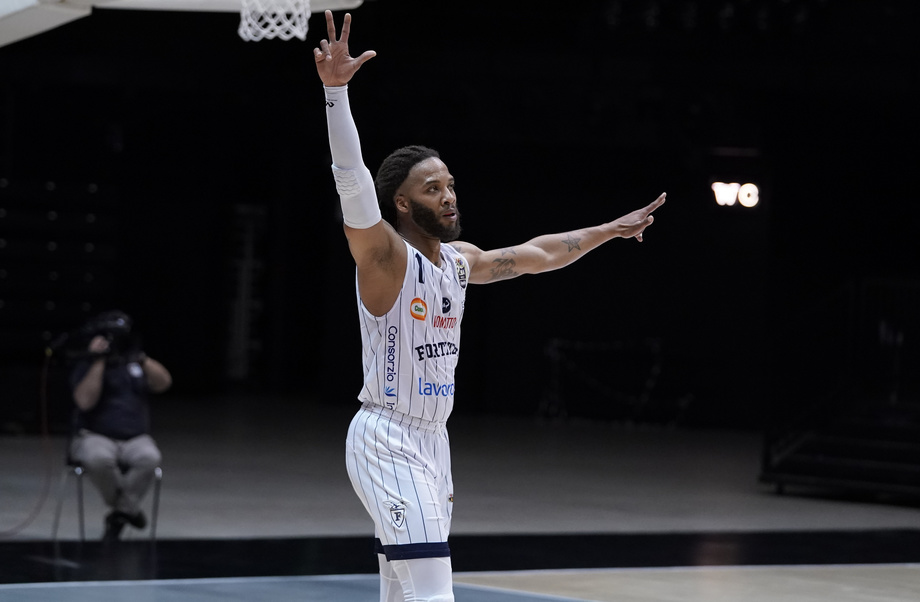 Fortitudo Lavoropiù Bologna, e' il miglior Banks di sempre in Italia per punti (34 in 35') e triple (9, nuovo record societario)