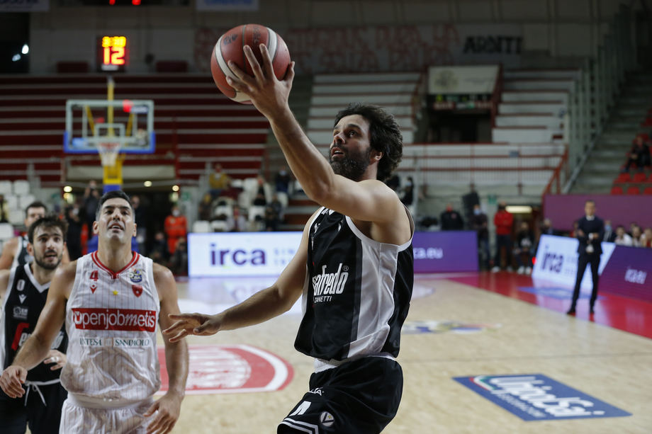 La Segafredo Bologna riparte espugnando Varese nell'anticipo