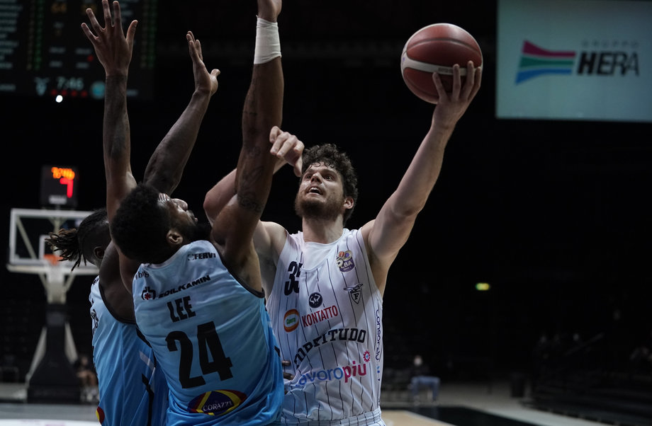 La Fortitudo Lavoropiù Bologna risale con la coppia Aradori-Totè: il pivot stabilisce il suo record di punti (18) ed eguaglia quello dei rimbalzi (11)