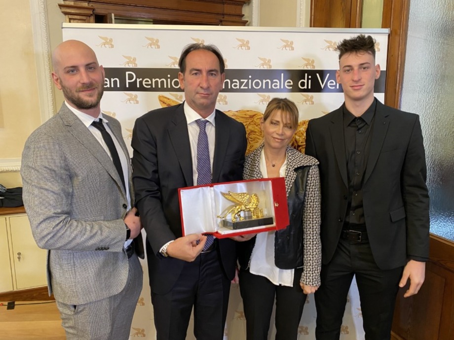 Il Presidente della Umana Reyer Federico Casarin riceve il prestigioso Leone d’oro di Venezia