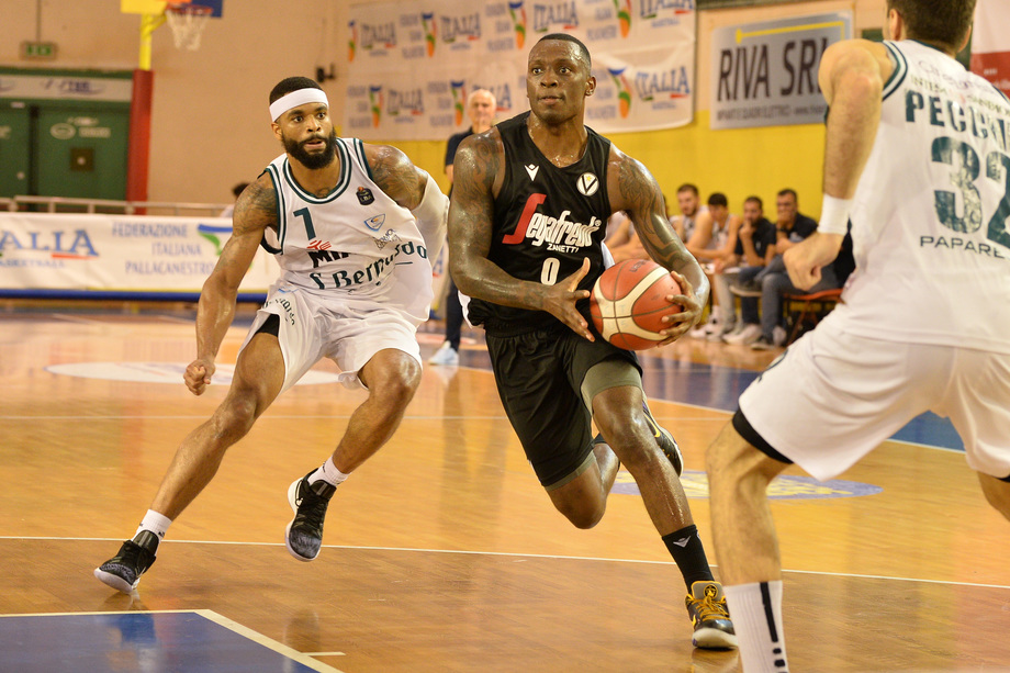 Gaines e Hunter protagonisti nella Segafredo che batte l'Acqua S. Bernardo